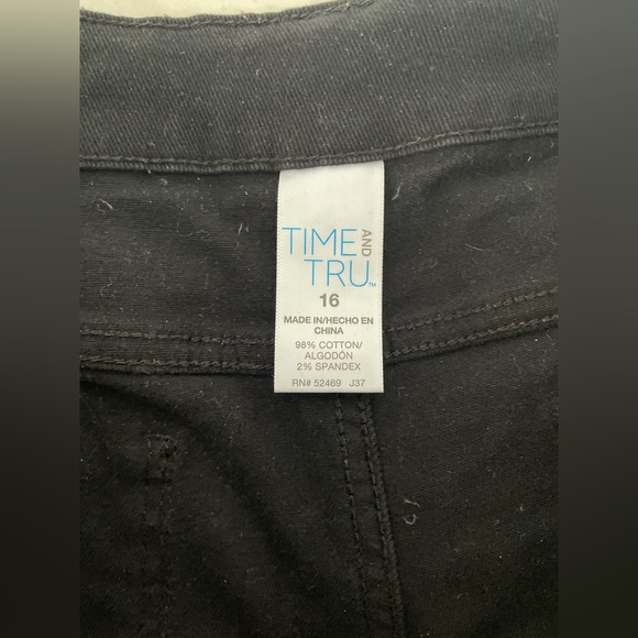 4/25 Black Time & Tru Cuffed Jean Capris - Picture 6 of 7